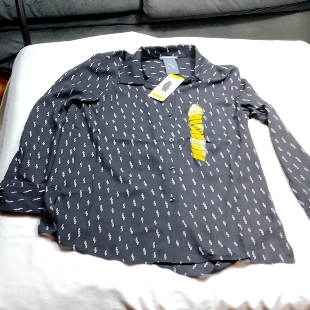 NWT Chelsea & Theodore women's long sleeved button down blouse size medium